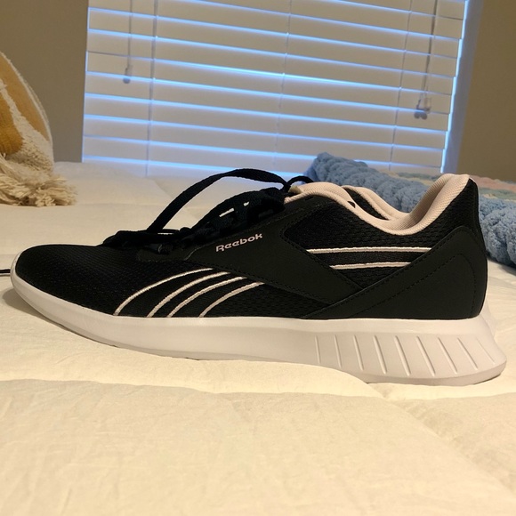 Light Pink Women’s Reebok Sneaker with tag sticker - Picture 5 of 12